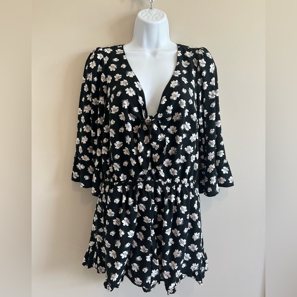 Abercrombie & Fitch Pants - Abercrombie & Fitch Black/White Floral Romper Medium